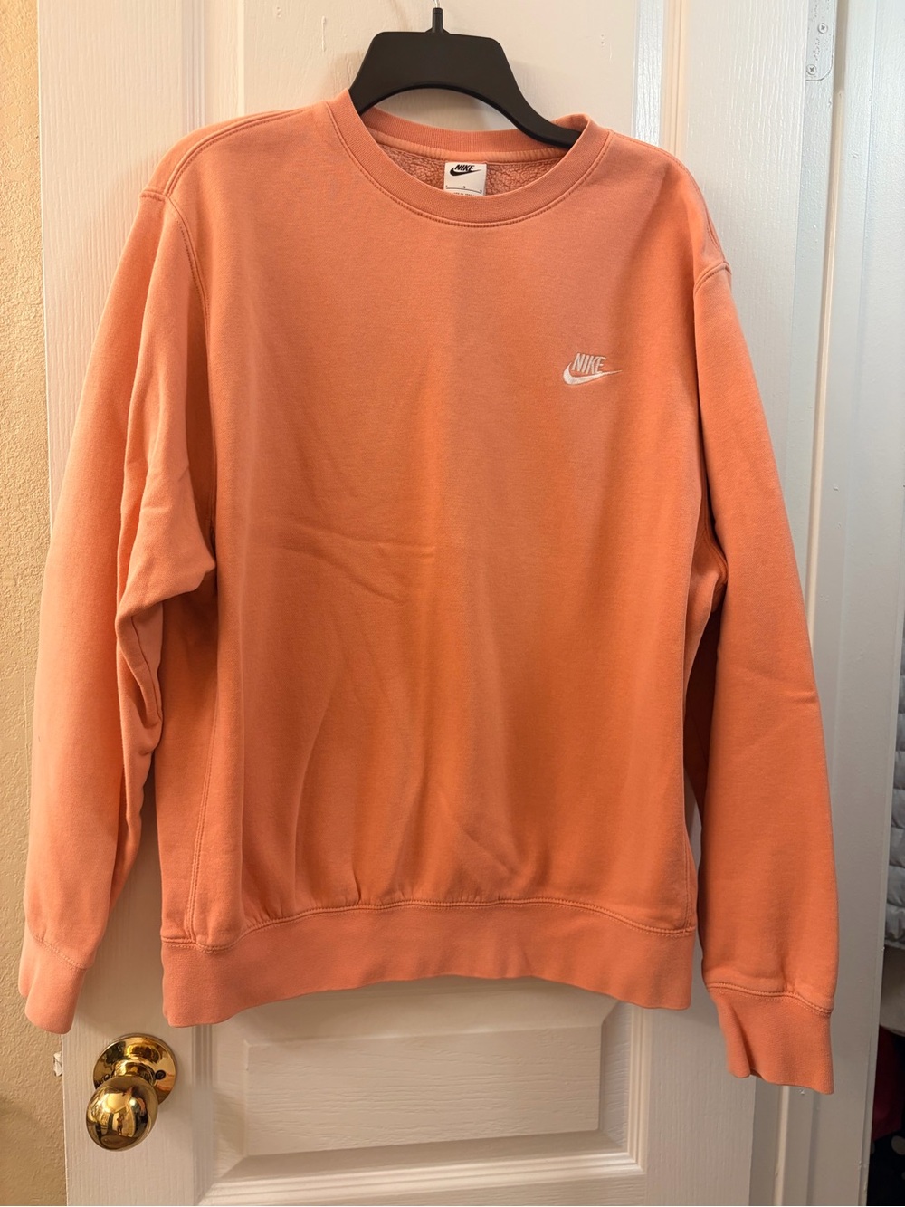 Nike Men’s Crewneck Sweatshirt in Coral Peach